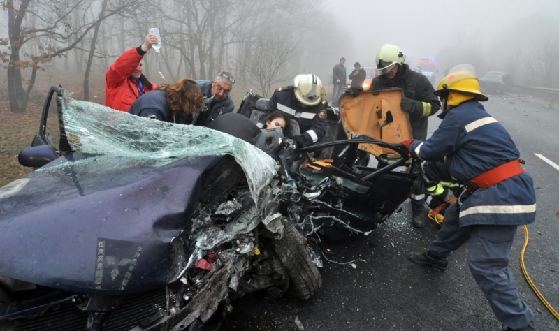 Жена загина а мъж и жена са тежко ранени при