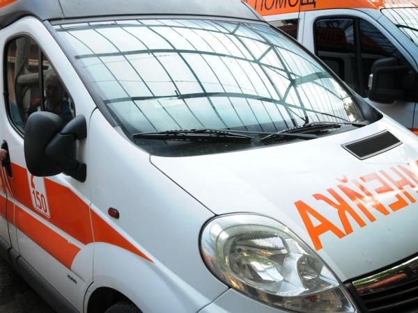 Автобус изпълняващ редовен курс по междуселищна линия е блъснал възрастна