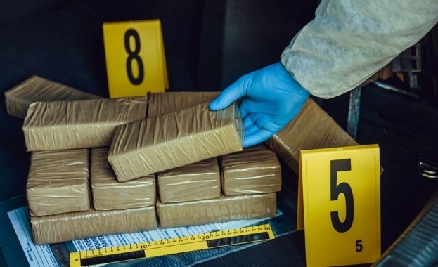 Около 1.8 тона кокаин е бил открит в смес за