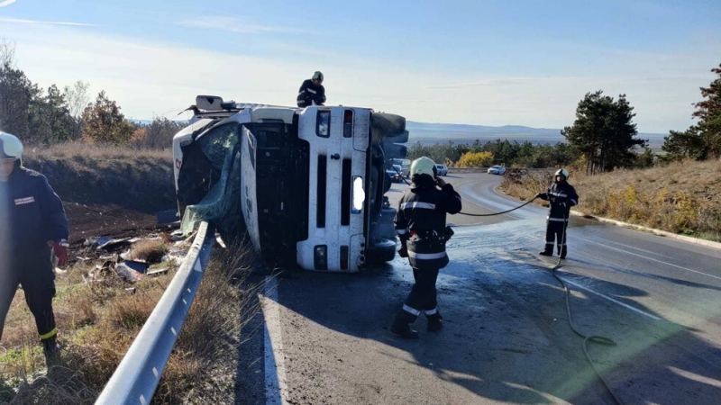 Товарен автомобил се обърна на завоя след разклона за село Коньово