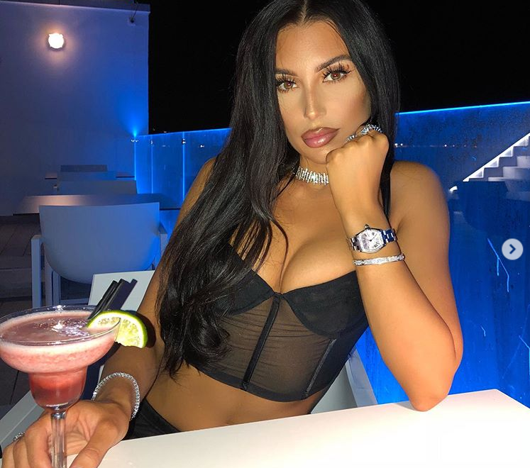 Инфлуенсърка в мрежата предизвика спорни реакции със свои снимки на