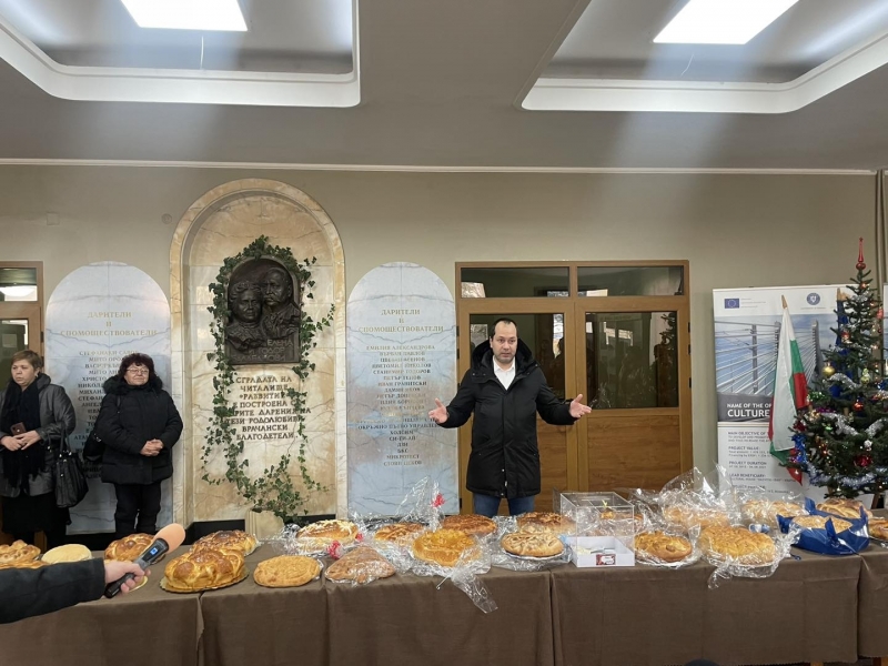 Подредиха изложба-базар на обредни пити в подкрепа на Калин /снимки/
