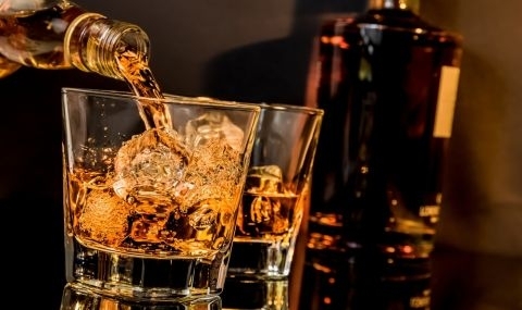 Над 13 000 бутилки фалшиво уиски бяха унищожени под контрола