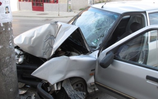 Пиян 17 годишен шофьор се заби в стъб в Русенско съобщиха