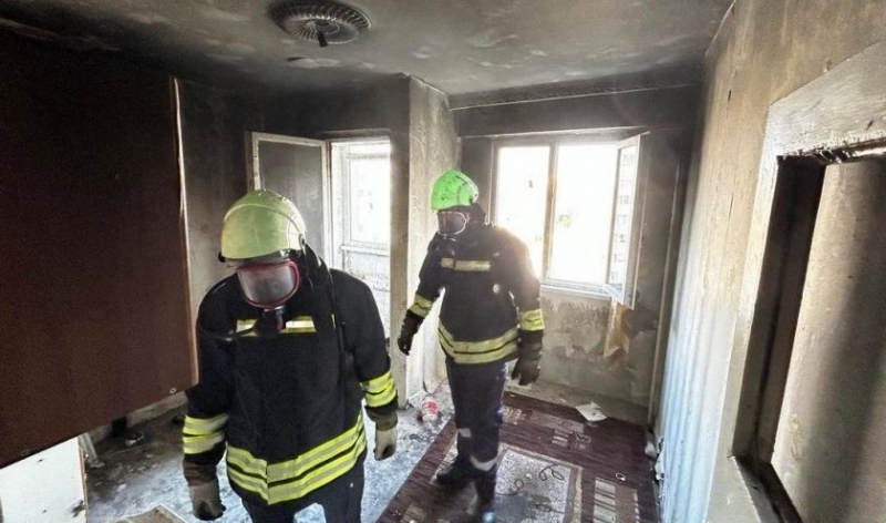 Младеж запали апартамента си на ул.Първи май в Хасково.
При пламването