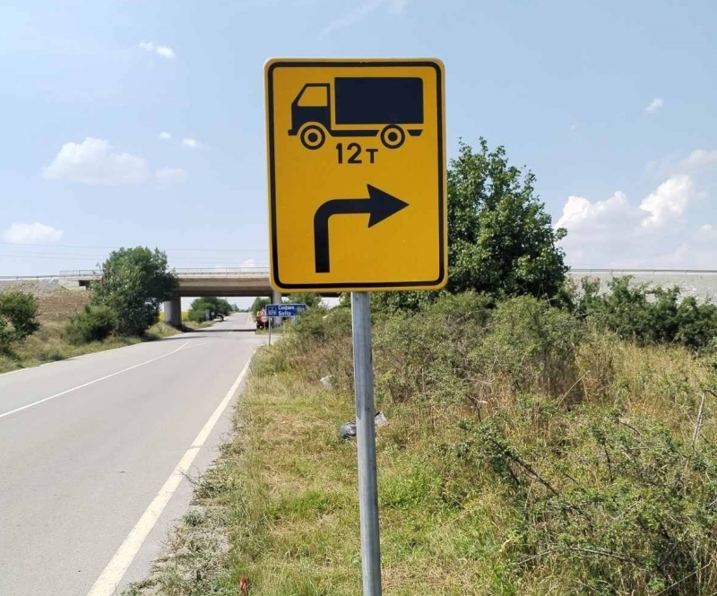 От 12 30 часа днес преминаването на тежкотоварни камиони по северния