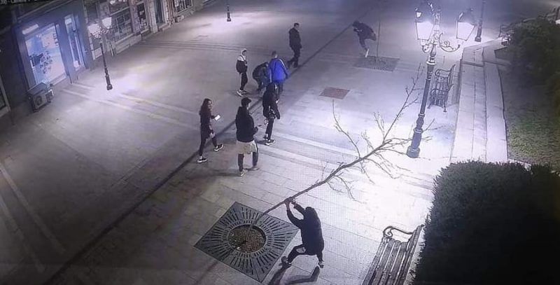 Тийнейджъри са вилнели в центъра на Видин, видя агенция BulNews.
Камерите