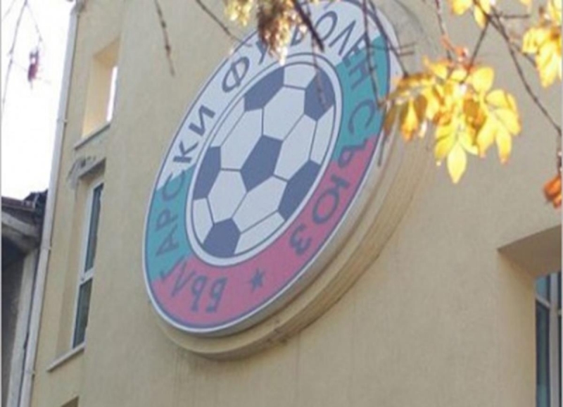 Футболни мрежи чупещи се ъглови флагчета топки и шапки ще