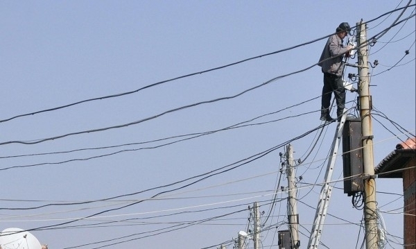 Хванаха млад мъж да краде ток съобщиха от полицията На