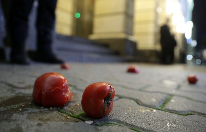 Побеснял мъж е хвърлял домати по официалните гости на празника