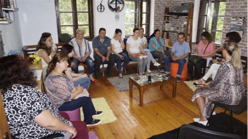 Млади хора ще живеят 21 дни при семейства от три