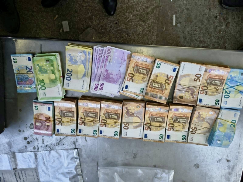 Служители на ГДБОП задържаха двама български граждани установени да пренасят