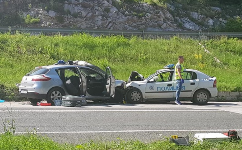Двама души загинаха а трима други полицаи бяха ранени