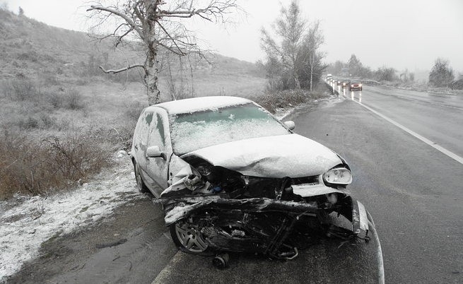 Два автомобила се натресоха заради заледено шосе научи BulNews bg Заради