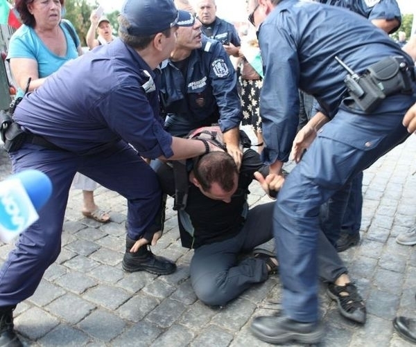 Този див Северозапад! Пиян смелчага скочи на съселянин във Видинско, заплаши и полицай