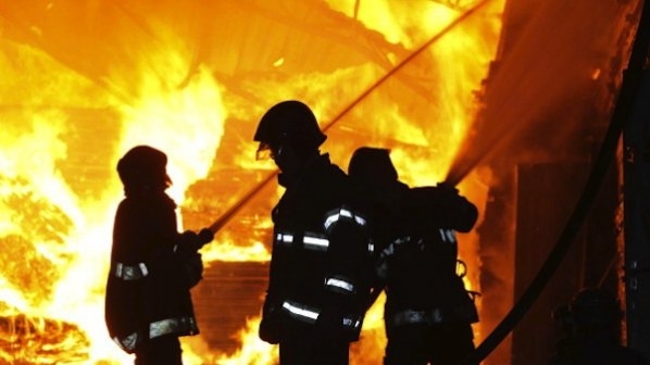 Голям пожар е горял снощи във врачанското село Долна Кремена