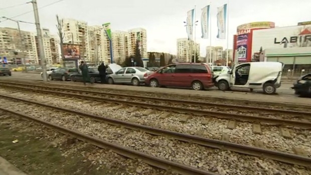 Верижна катастрофа с шест автомобила стана на изхода на тунела