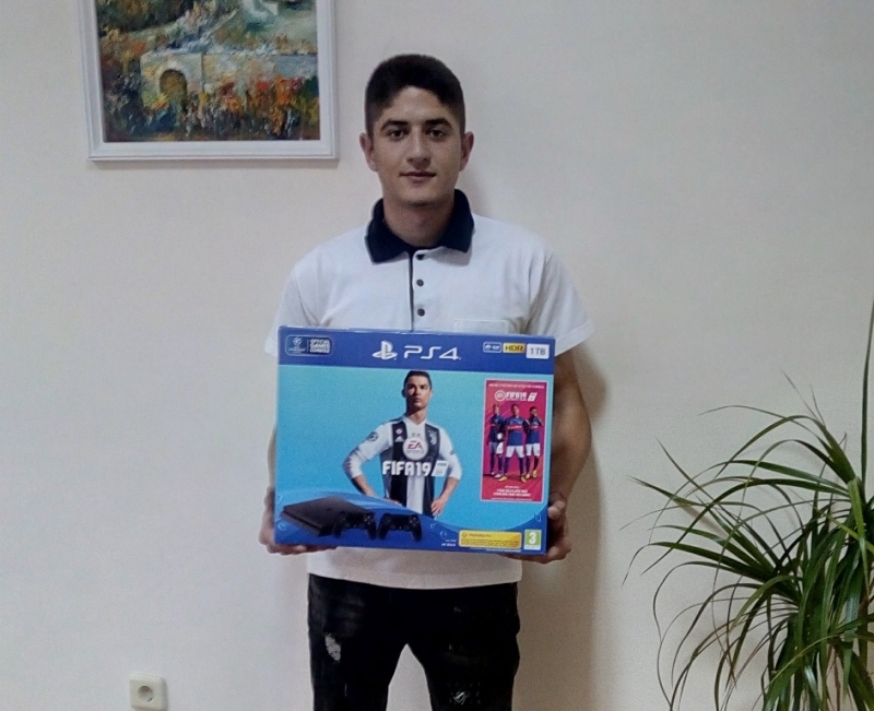 Николай Цветанов ученик от ПГ Асен Златаров във Видин грабна