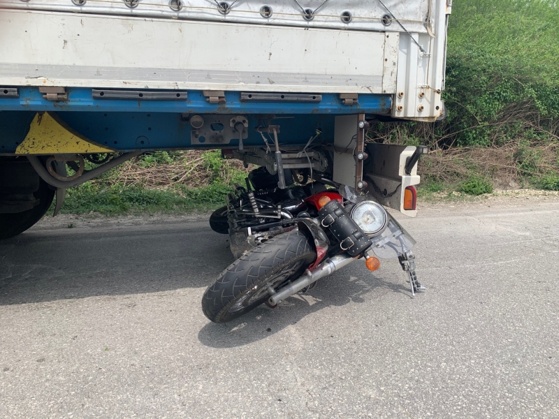 Транспортираха до Пирогов моториста който влезе под камион на Е 79