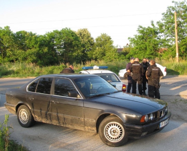 Мъж е задържан след като жена му била намерена мъртва в дома им в