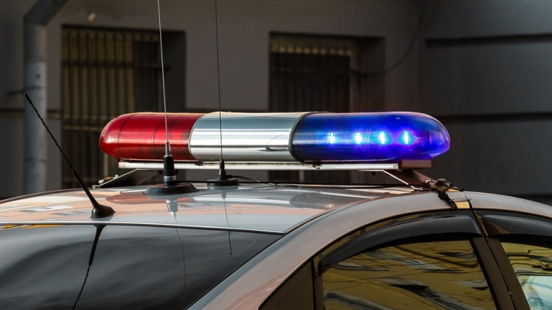 Служители на правоохранителните органи маскирани с качулки са влезли в