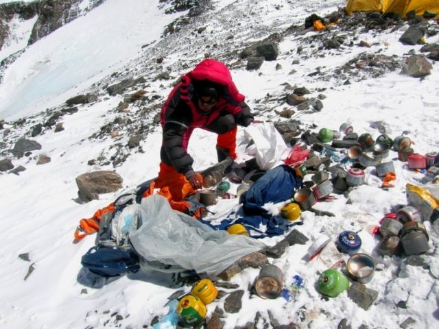 В акция за почистване на връх Еверест Китай събра 8 5