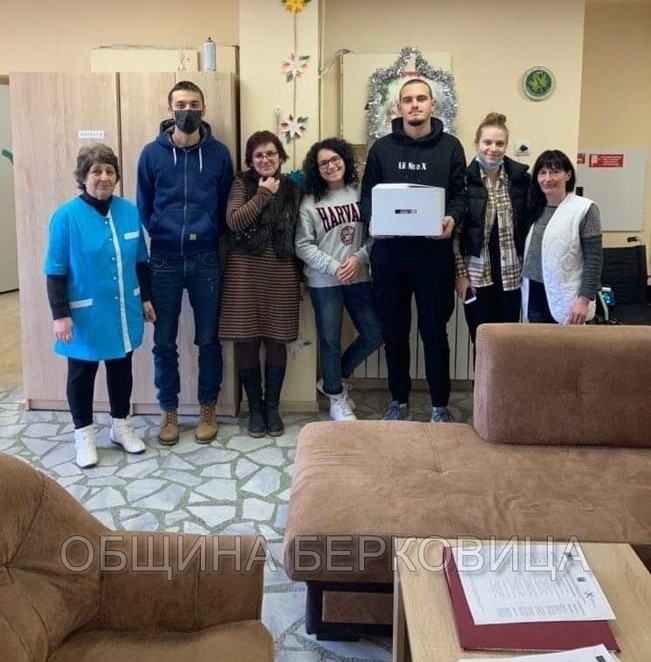 В навечерието на празниците учениците от ПГ Д р Иван Панов