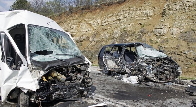Човек е загинал при тежка катастрофа на път Е79 край