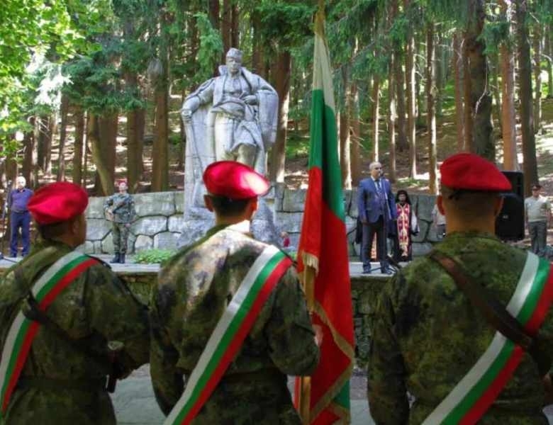 Стотици се събраха пред паметника на Хаджи Димитър на връх