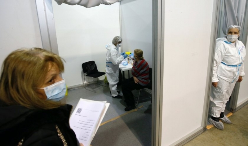 Претъпкани барове неносене на маски никакви ограничения в Сърбия изглежда пандемията