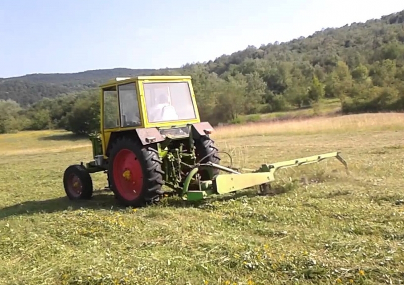 Дискова косачка се откачила се от трактор и ударила ръката