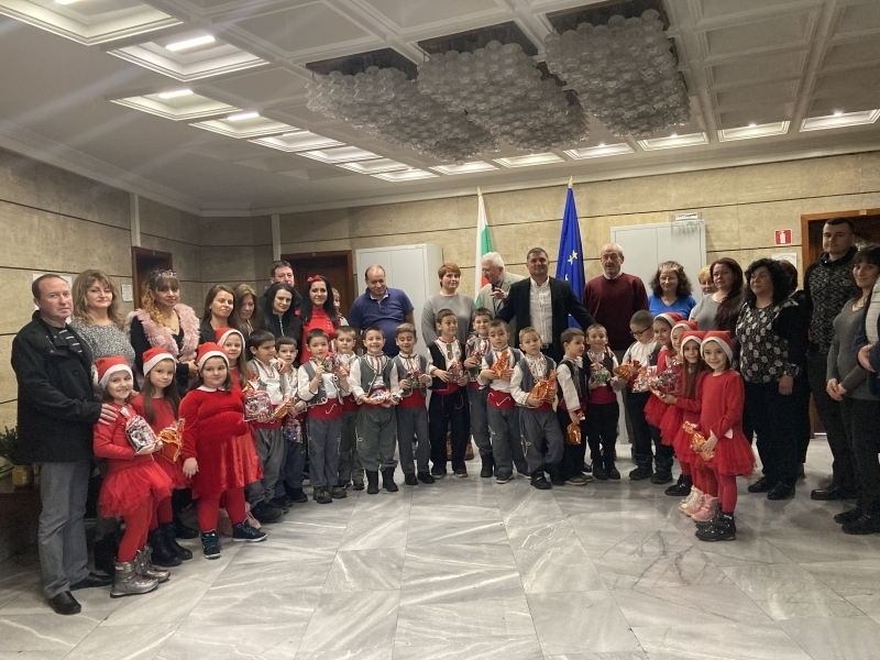 Малки коледарчета посетиха областната администрация във Враца /снимки/