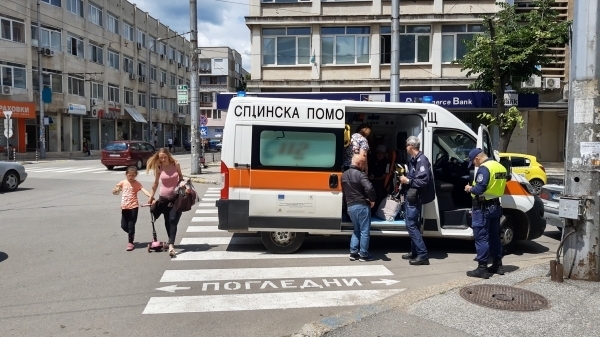 Нещо става! Човек лежи безпомощен в автобус в центъра на Враца, линейка лети към мястото /снимки/