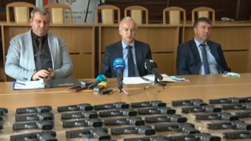 На адрес в Кърджали са открити 49 пистолета без боеприпаси