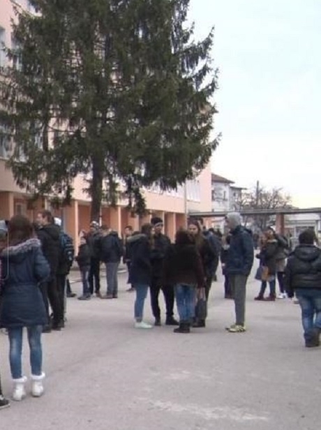 Веднага след първия час днес са били евакуирани учениците в