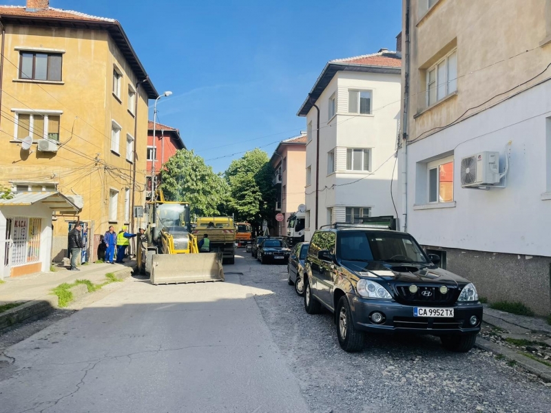 Днес стартираха строително ремонтите дейности по улица Стоян Калъчев във Враца