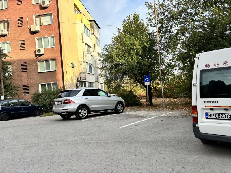 Фекална бомба! Атакуваха колата на общинския съветник Нина Дакева във Враца /снимки/