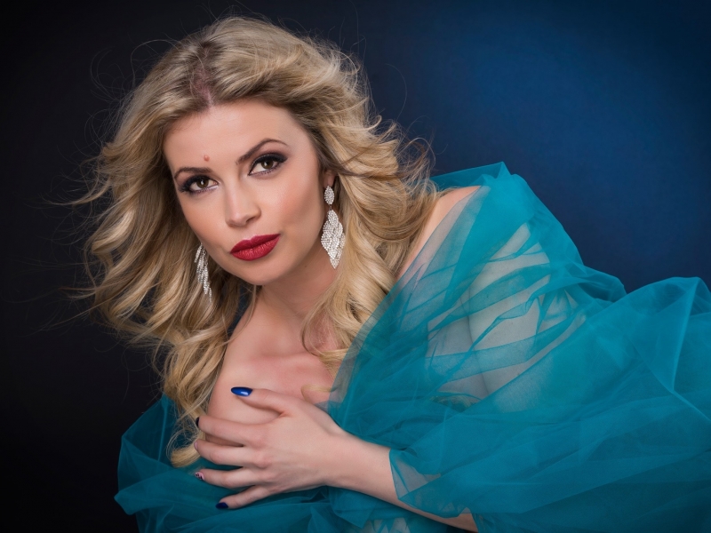 Надарена красавица от Вършец напоследък събира погледите при сбирките на