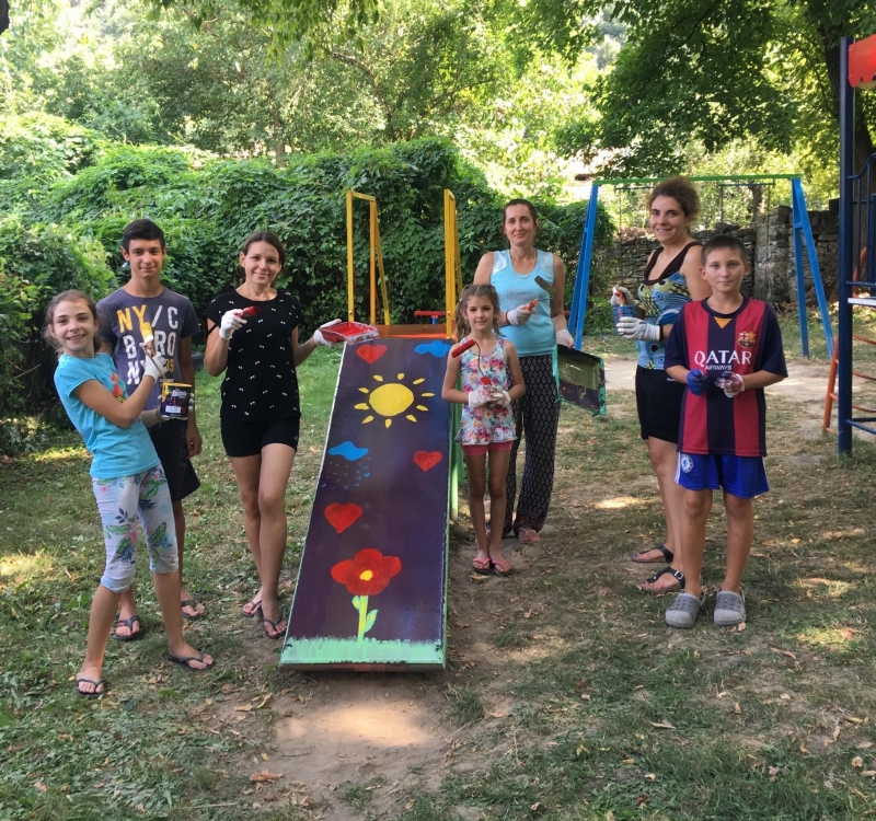 Родители и деца придадоха нов по свеж вид на детските спортни