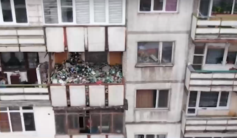 Мъж от Видин е превърнал апартамента си в сметище научи