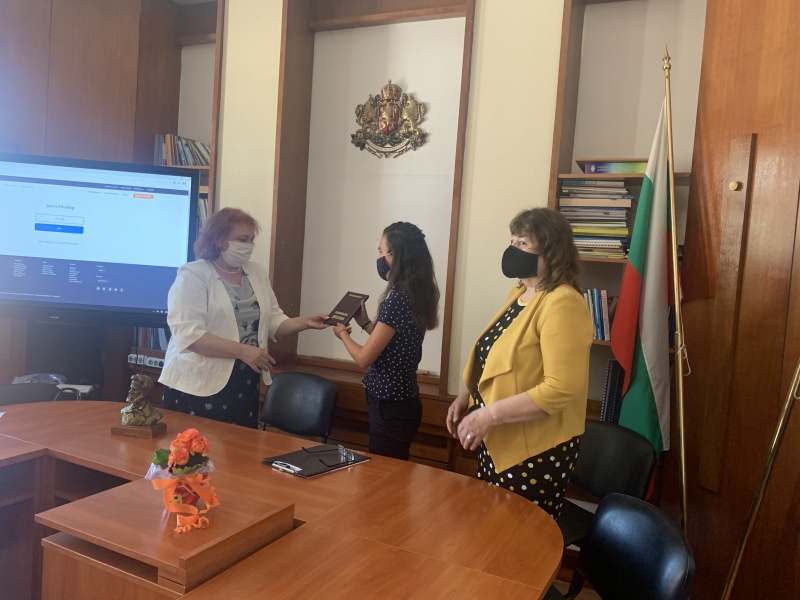 Областният управител Малина Николова връчи Почетното отличие на Министерството на