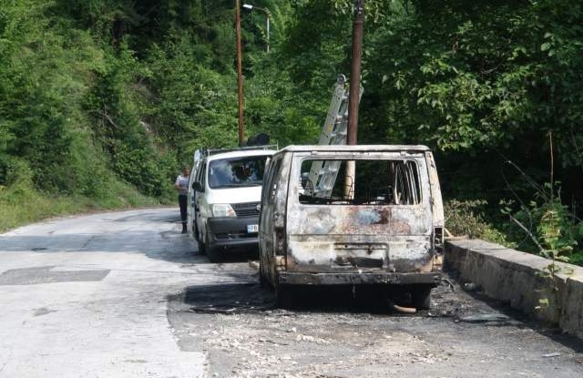 Паркиран бус Форд Транзит на смолянчанин изгоря след като тръгна