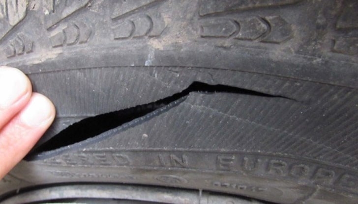 Вандал е нарязал гумите на лек автомобил във Врачанско съобщиха