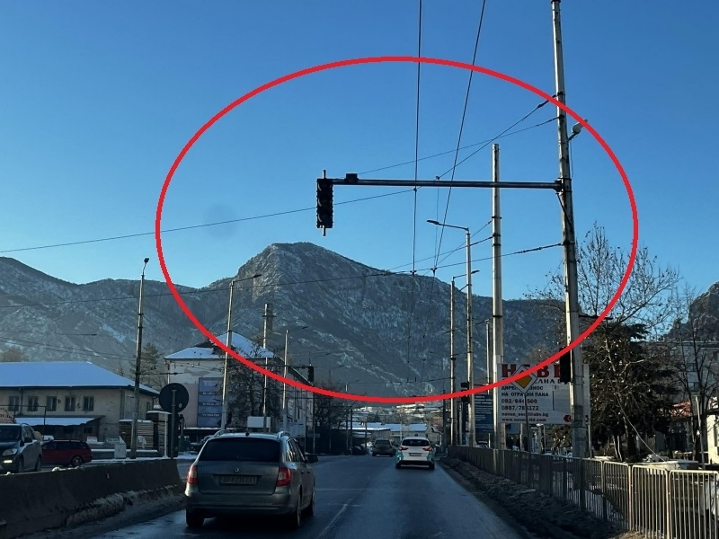 Паднали кабели и спряно електрозахранване са причината за неработещия светофар