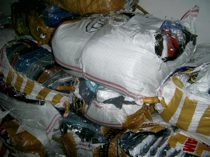 Близо 2900 контрабандни спортни дрехи със знаци на регистрирани търговски марки задържаха