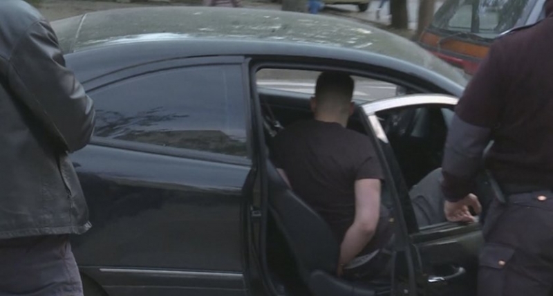 Полицейски патрул задържа дилъри на дрога във Врачанско съобщиха от