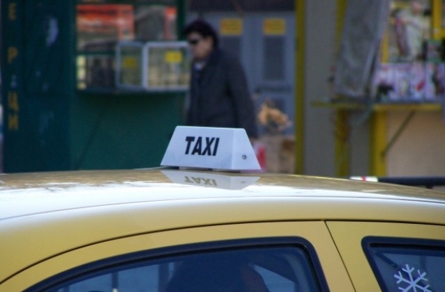 Граждани задържаха солидно почерпен таксиметров шофьор съобщиха от варненската полиция