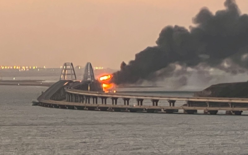 Цистерна с гориво се е запалила на Кримския мост  предаде ТАСС По