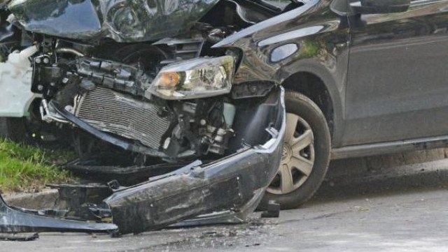 Полицията търси шофьор блъснал кола в Лом и избягал съобщиха