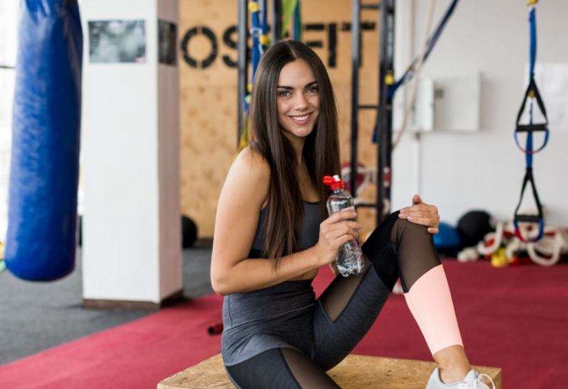 26 годишна учителка по физическо възпитание бе обвинена че е поддържала